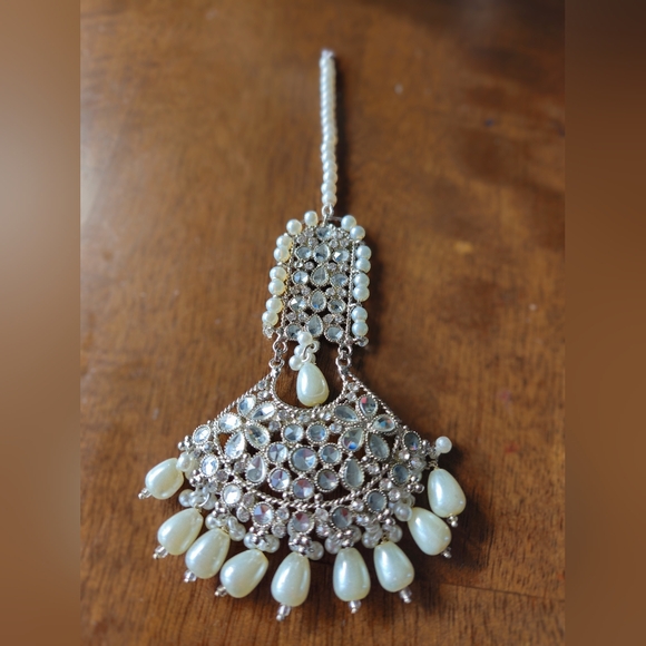 NWT White jhumka earrings set/ set of 3/ teeka & jhumka set/ INDIAN JEWELRY SET - Picture 7 of 9